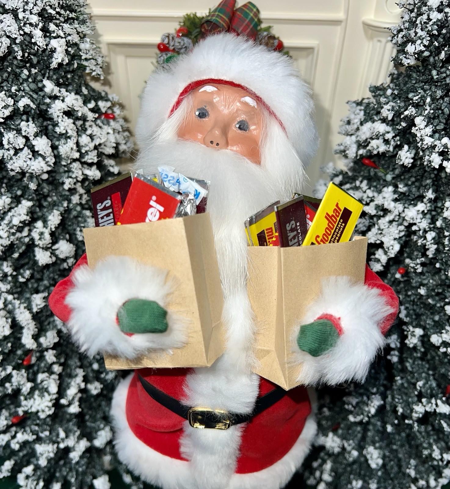 Byers’ Choice Caroler HTF HERSHEY Santa Claus🍫 Byers’ Choice Caroler HTF HERSHEY Santa Claus🍫