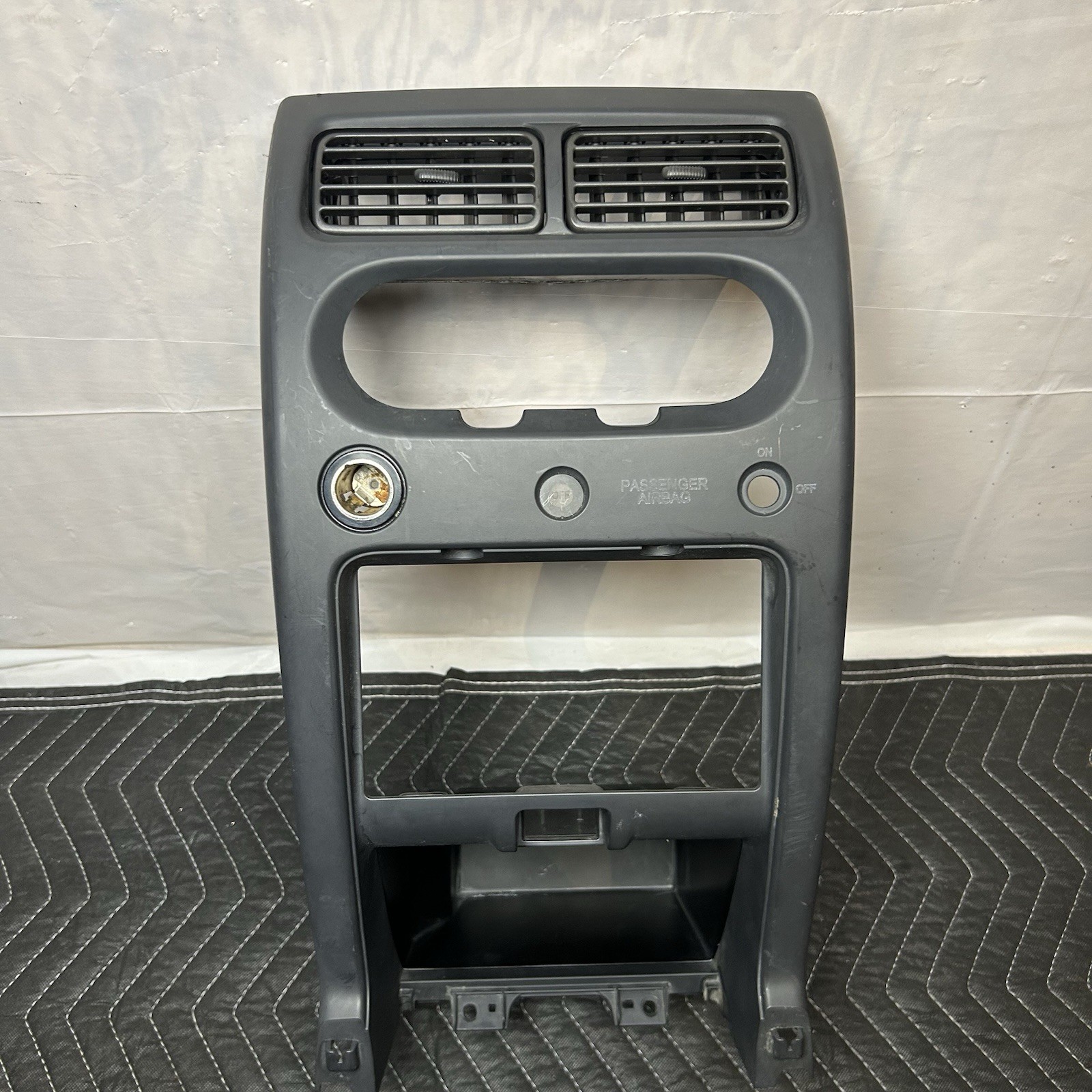 2002-2004 Nissan Xterra Frontier Radio Dash Bezel Trim OEM 68260-7Z800
