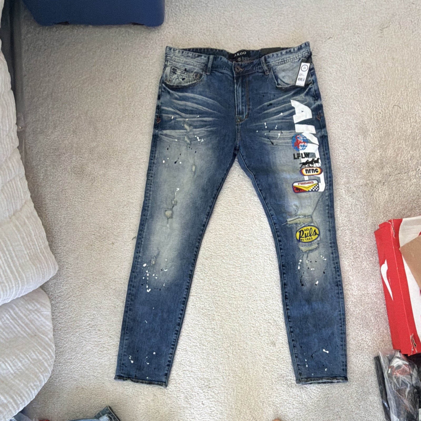 AKOO Men\'s Blue Medium Wash Slim Fit Paint Splatter Logo Patch Jeans 38