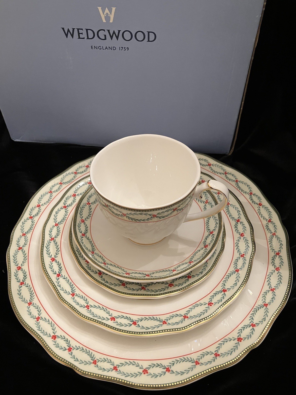 NEW IN BOX WEDGWOOD ROYAL GARLAND FULL 5 PC PLACE SETTING MADE IN ENGLAND