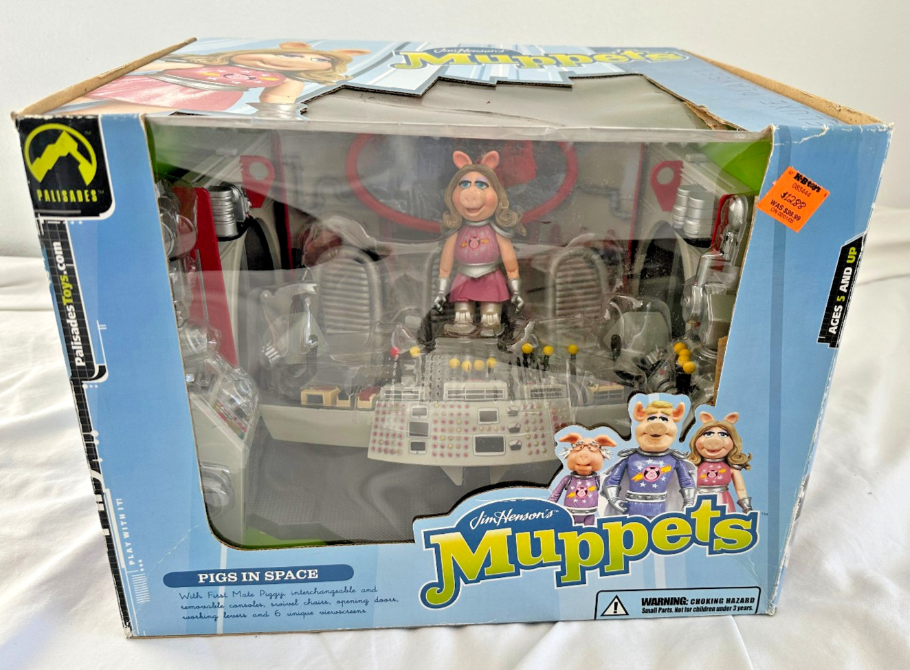 Palisades The Muppets Pigs in Space Deluxe Playset set is mint box is good cond. Palisades The Muppets Pigs in Space Deluxe Playset set is mint box is good cond.