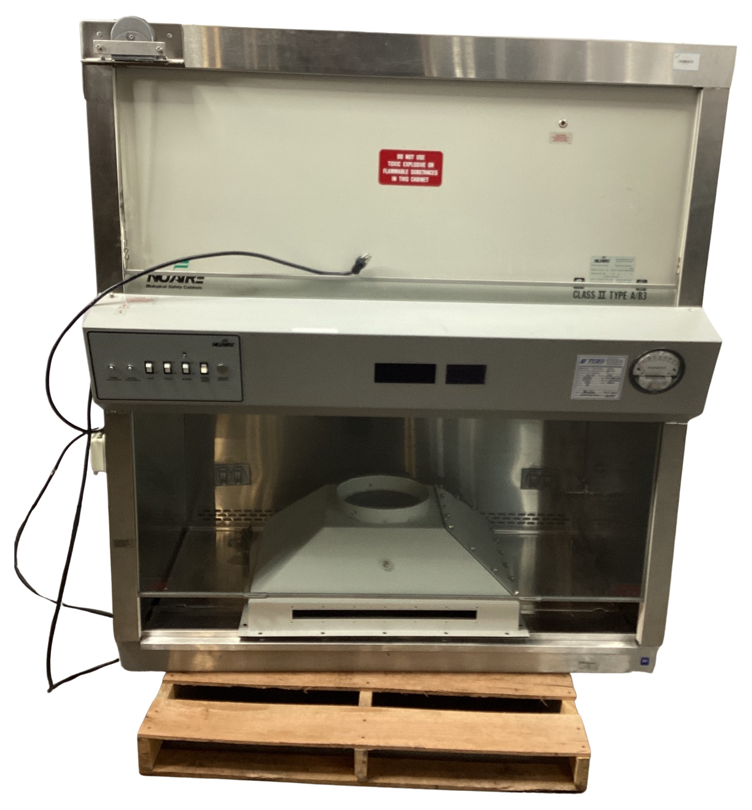 NUAIRE NU-425-400 CLASS II TYPE A/B3 BIOLOGICAL SAFETY CABINET 