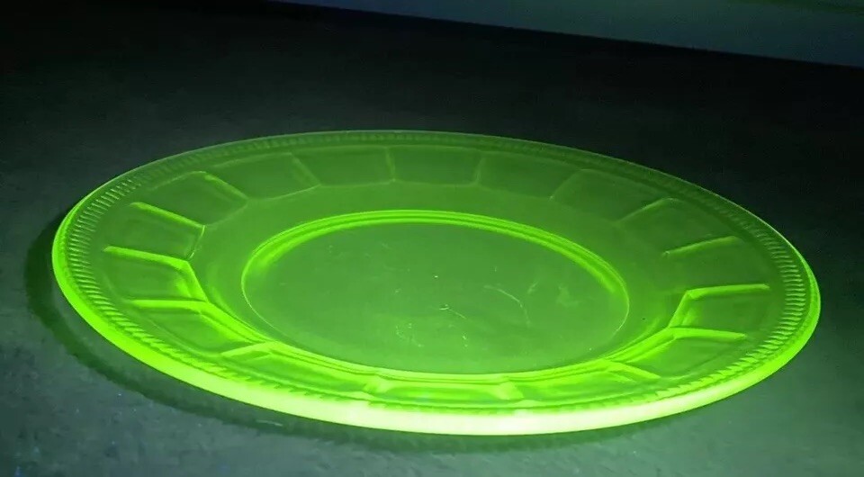 Vtg 1928-33 Federal Glass “Rope”Uranium Depression Plates 8 1/2” GLOWS HOT Vtg 1928-33 Federal Glass “Rope”Uranium Depression Plates 8 1/2” GLOWS HOT
