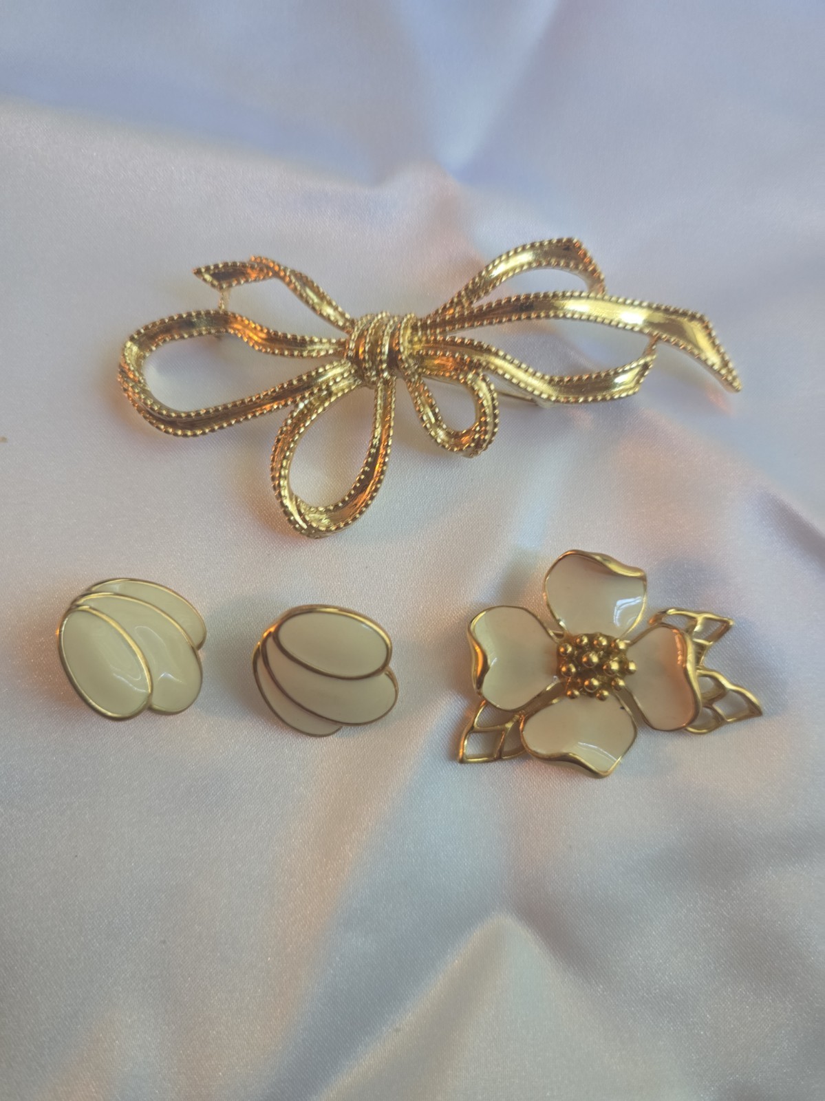 Vintage Trifari Gold Tone Jewelry  Brooch Earrings Set And Bow Brooch all Signed