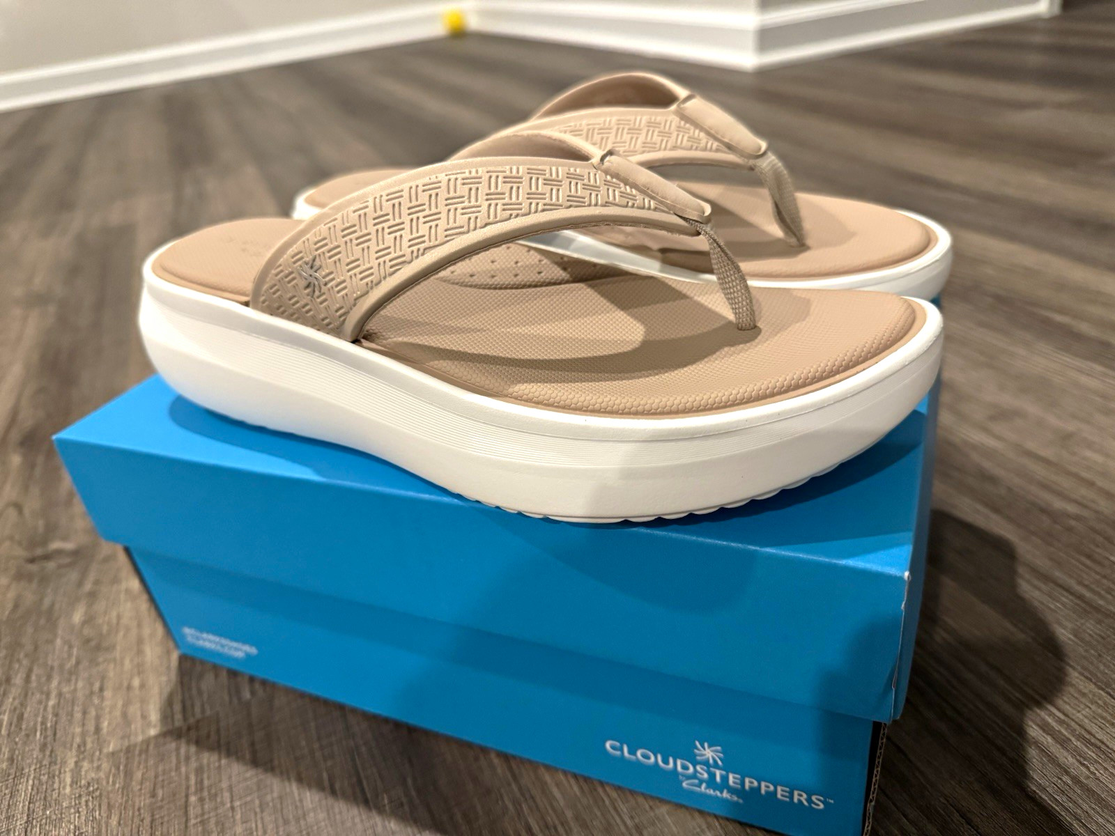 Clarks Cloudsteppers Women\'s Beige Synthetic Thong Sandals Cushioned US 10 M Clarks Cloudsteppers Women\'s Beige Synthetic Thong Sandals Cushioned US 10 M