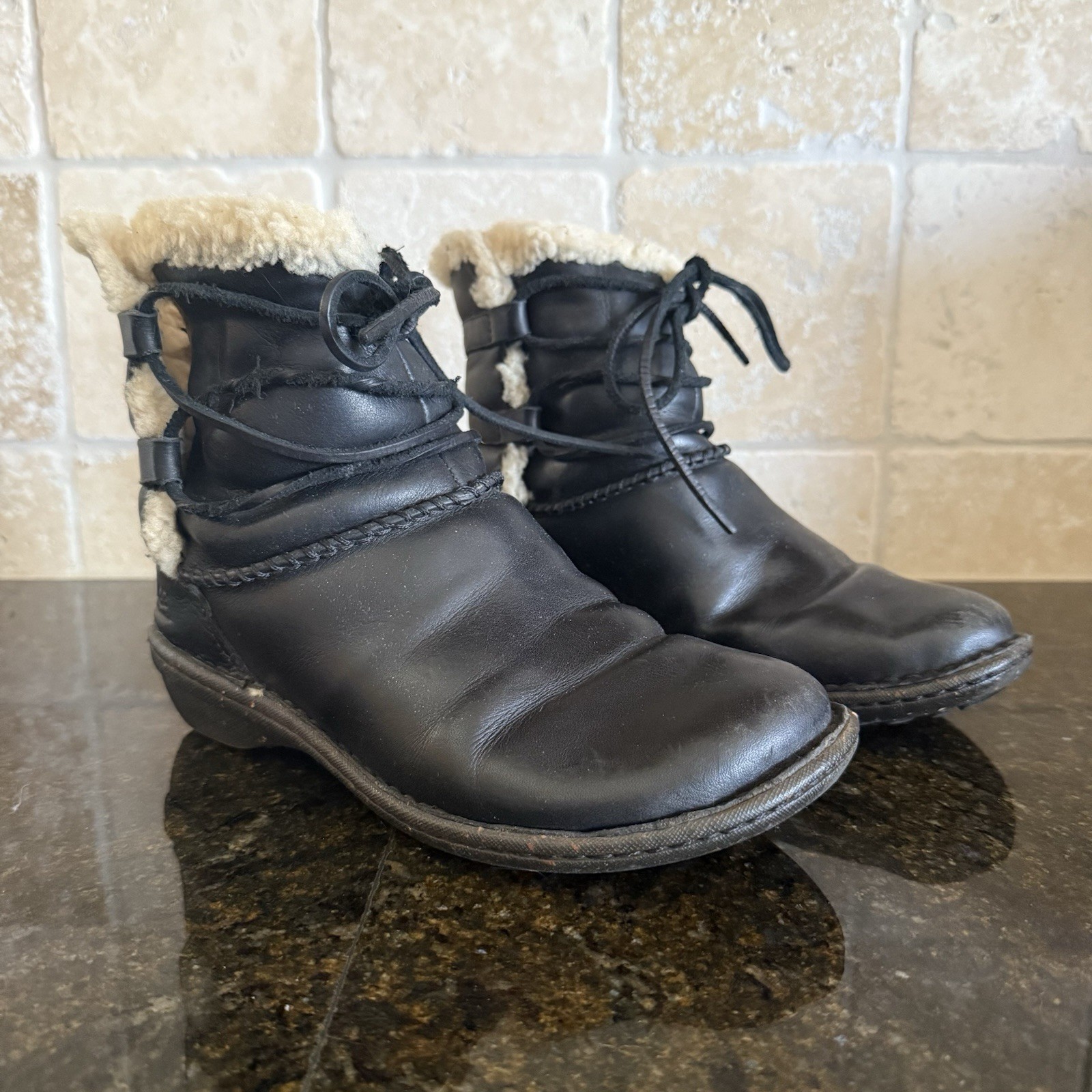 UGG Caspia Boots Black Leather Lined Lace Up Women\'s Size 7 Booties 1932 UGG Caspia Boots Black Leather Lined Lace Up Women\'s Size 7 Booties 1932