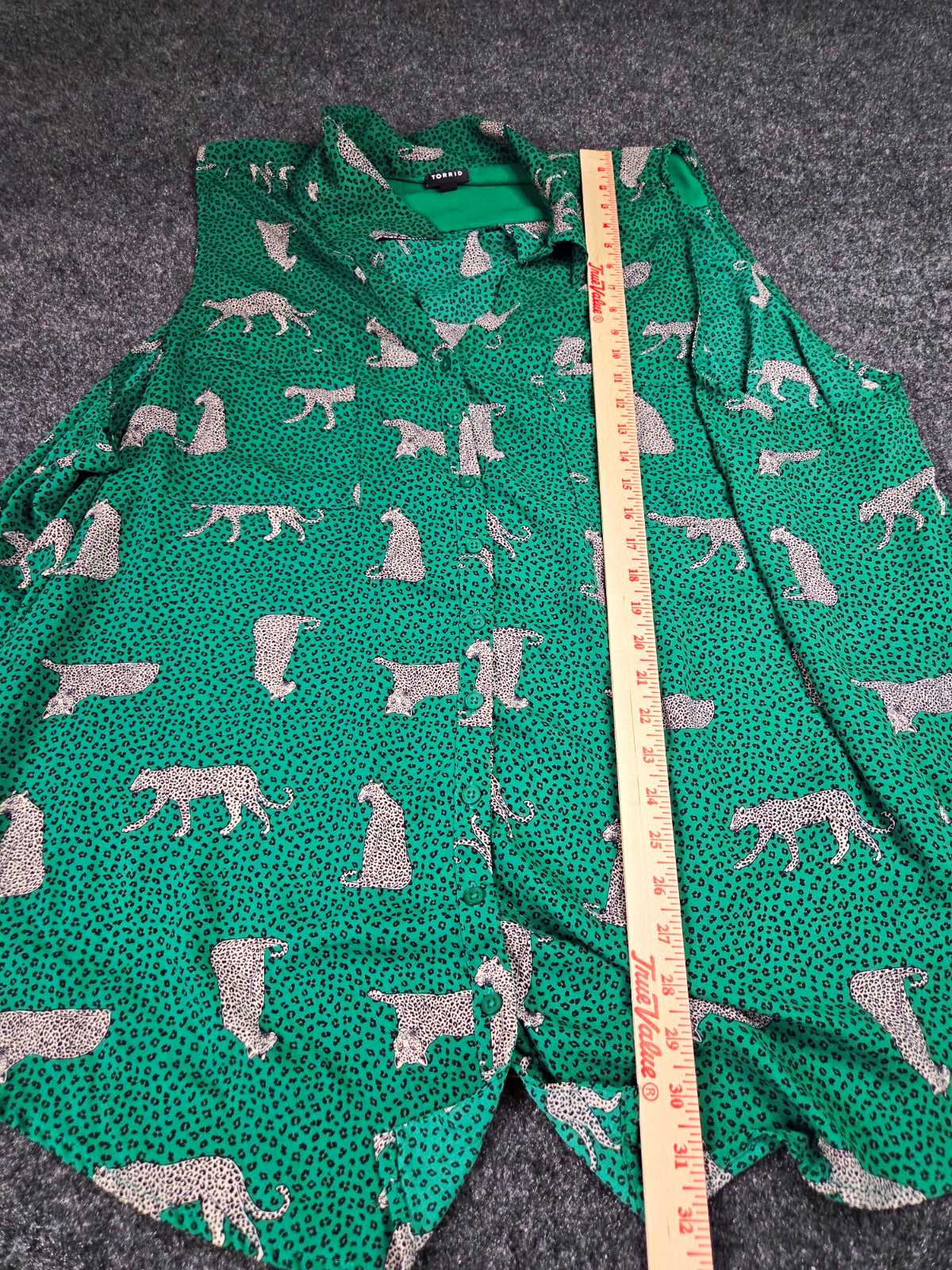 Torrid Womens 6 6X Green Leopard Animal Print Sleeveless Button Front Blouse