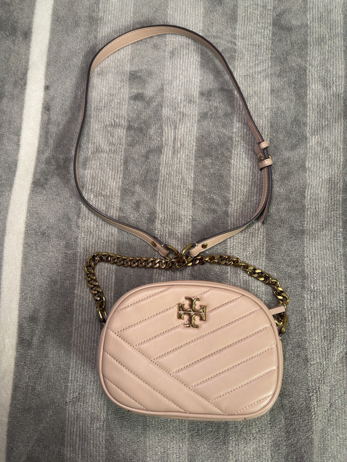 Tory Burch Kira Chevron Small Camera Bag Pink Moon – Excellent Condition + Dust Tory Burch Kira Chevron Small Camera Bag Pink Moon – Excellent Condition + Dust