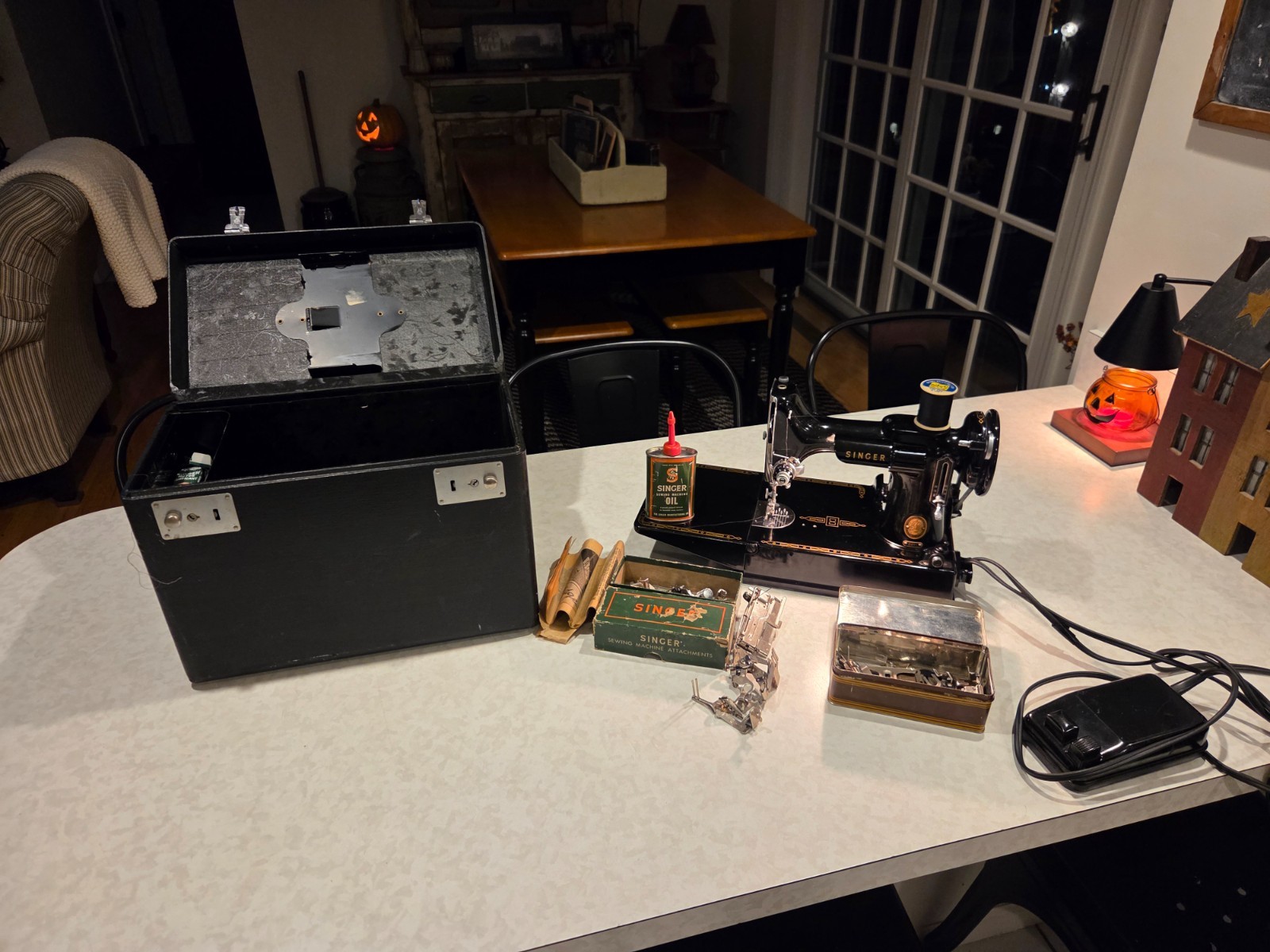 Beautiful Vintage Singer Featherweight 221-1 Sewing Machine - Extras - Runs