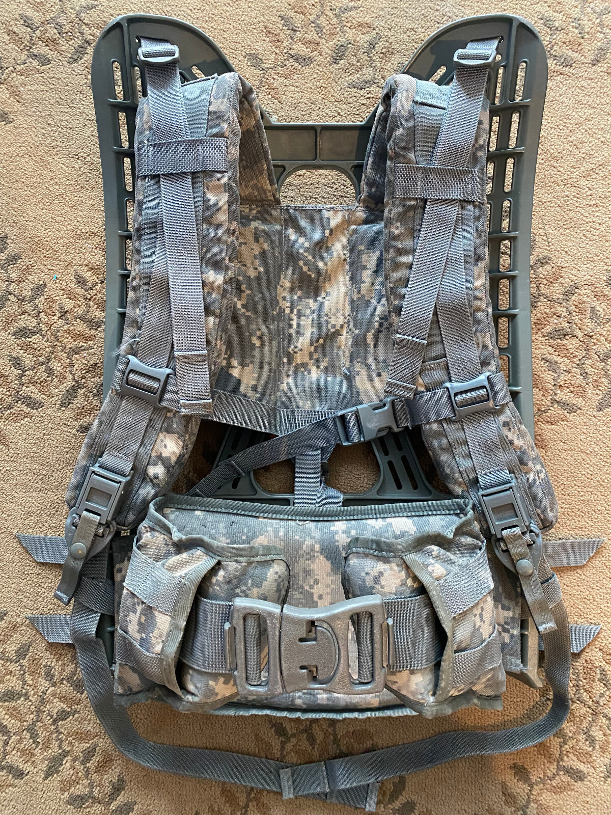 TREE STAND MOVER Frame, Shoulder Straps, Waist Belt UCP Camo Already Assembled TREE STAND MOVER Frame, Shoulder Straps, Waist Belt UCP Camo Already Assembled