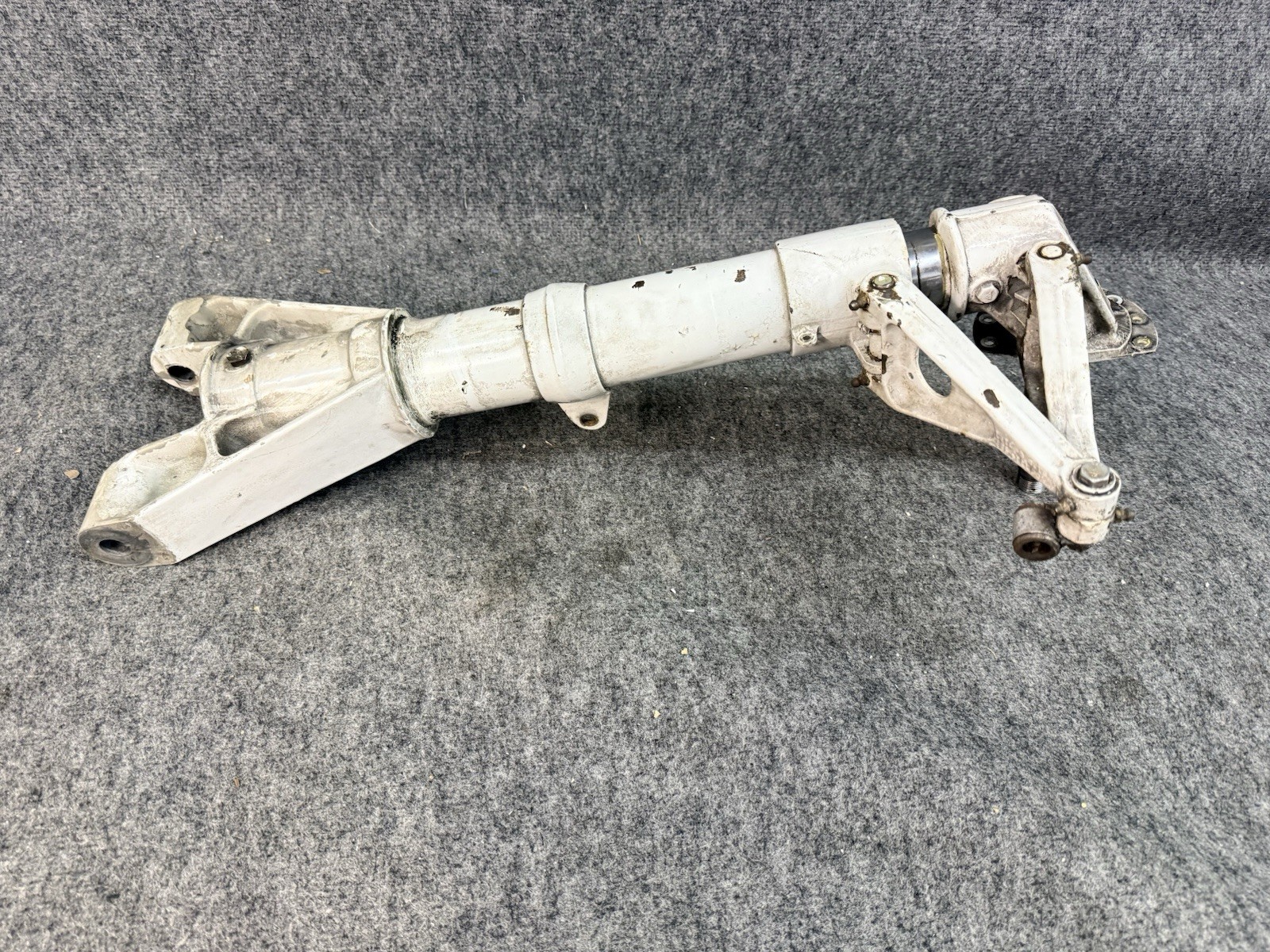 Cessna 310R Main Landing Gear Assembly LH 5094102-9 Cessna 310R Main Landing Gear Assembly LH 5094102-9