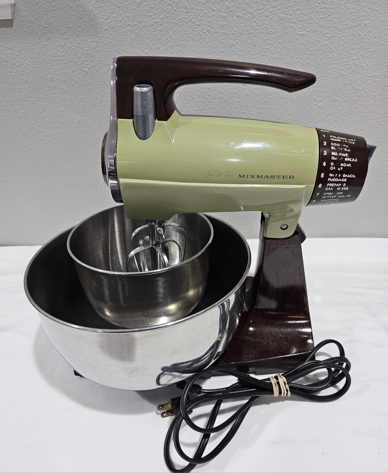 Vtg.Sunbeam Mixmaster 12 Speed Mixer Avocado/Wood Grain Base USA Bowls Works