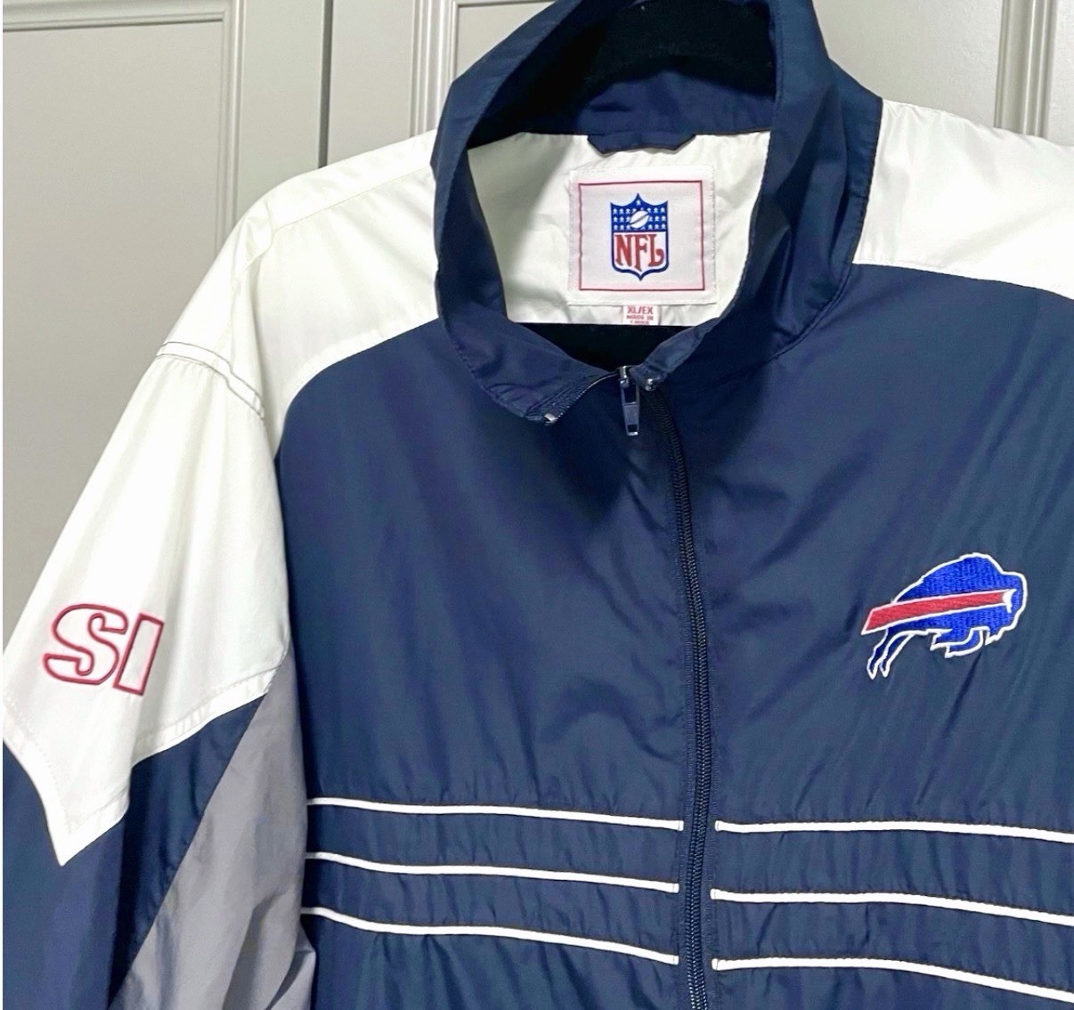 Buffalo Bills NFL Jacket - Nylon Windbreaker Coat - Men’s Size XL - Vintage Buffalo Bills NFL Jacket - Nylon Windbreaker Coat - Men’s Size XL - Vintage