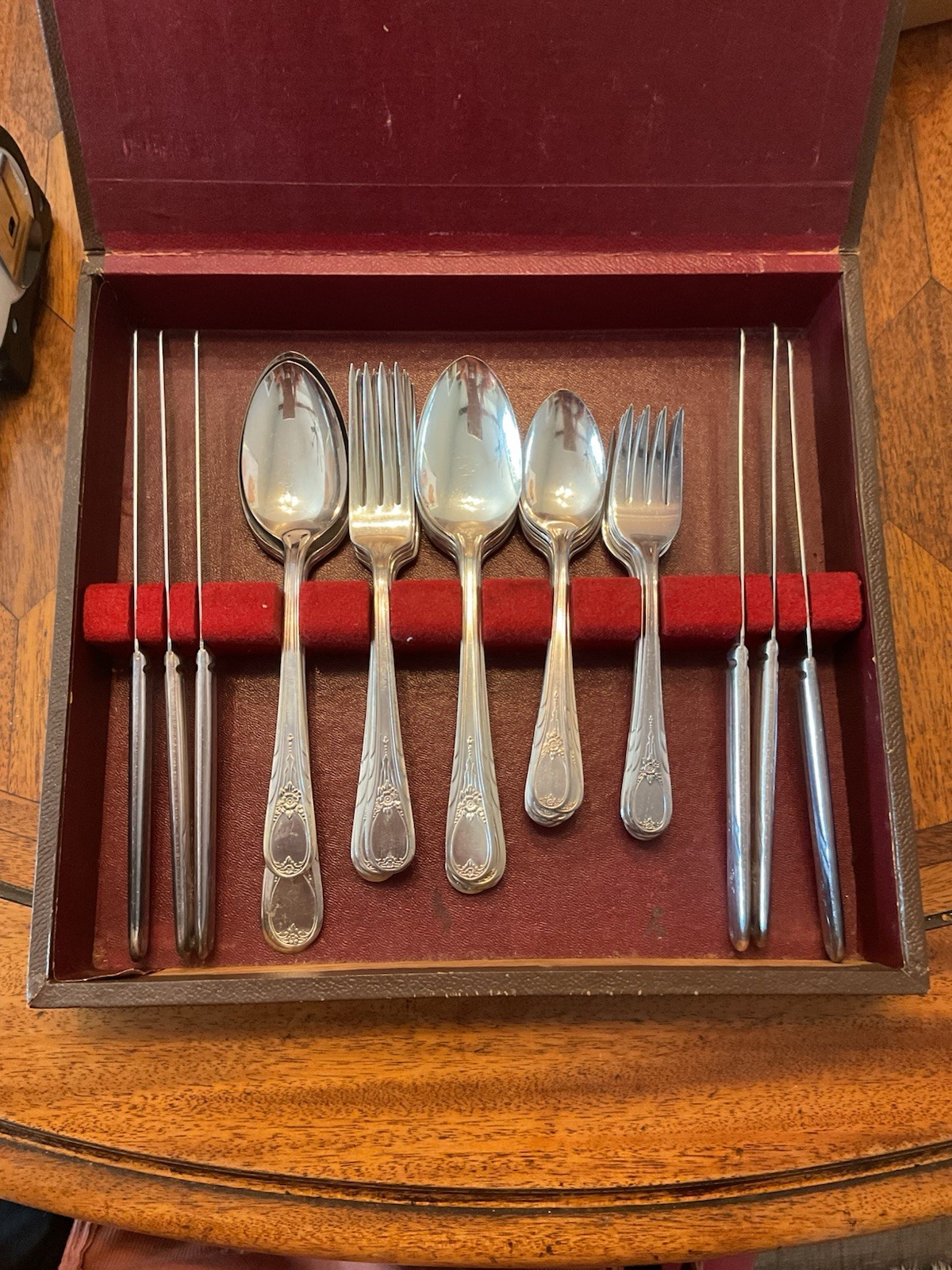 Vintage 1847 Roger’s Bros Silver 32 Piece Flatware Set Old Colony Vintage 1847 Roger’s Bros Silver 32 Piece Flatware Set Old Colony