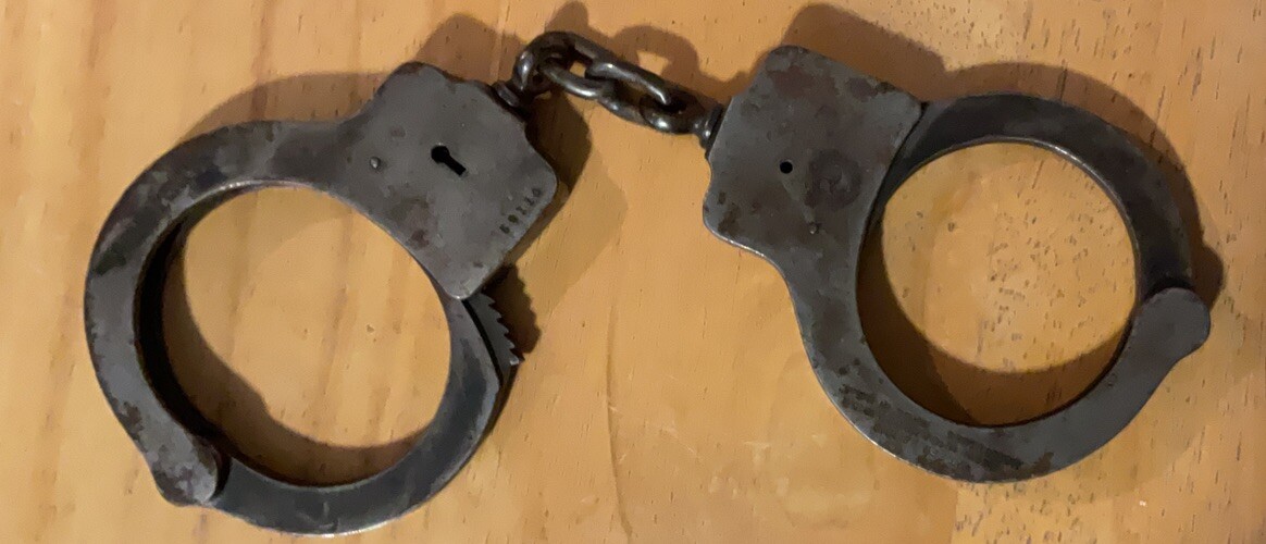ANTIQUE PEERLESS HANDCUFF CO, SPRINGFIELD ,MASS PATENTED 1915-1925 ,NO KEY ANTIQUE PEERLESS HANDCUFF CO, SPRINGFIELD ,MASS PATENTED 1915-1925 ,NO KEY