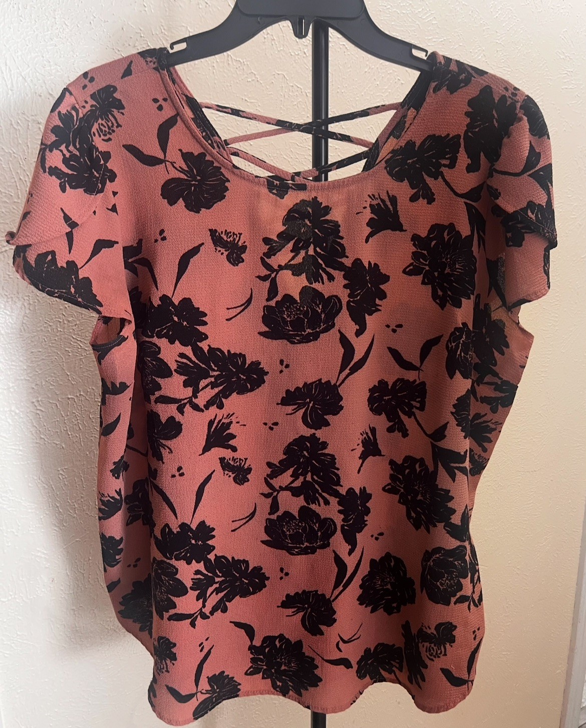 Torrid Women\'s Size 0 Dusty Rose Black Floral Short Sleeve Lace Up Back Blouse Torrid Women\'s Size 0 Dusty Rose Black Floral Short Sleeve Lace Up Back Blouse