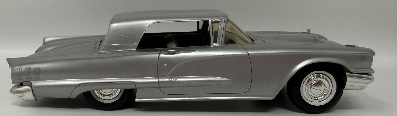 Vintage 1960 Ford Thunderbird Hardtop AMT 1:25 Model Car Silver Metallic