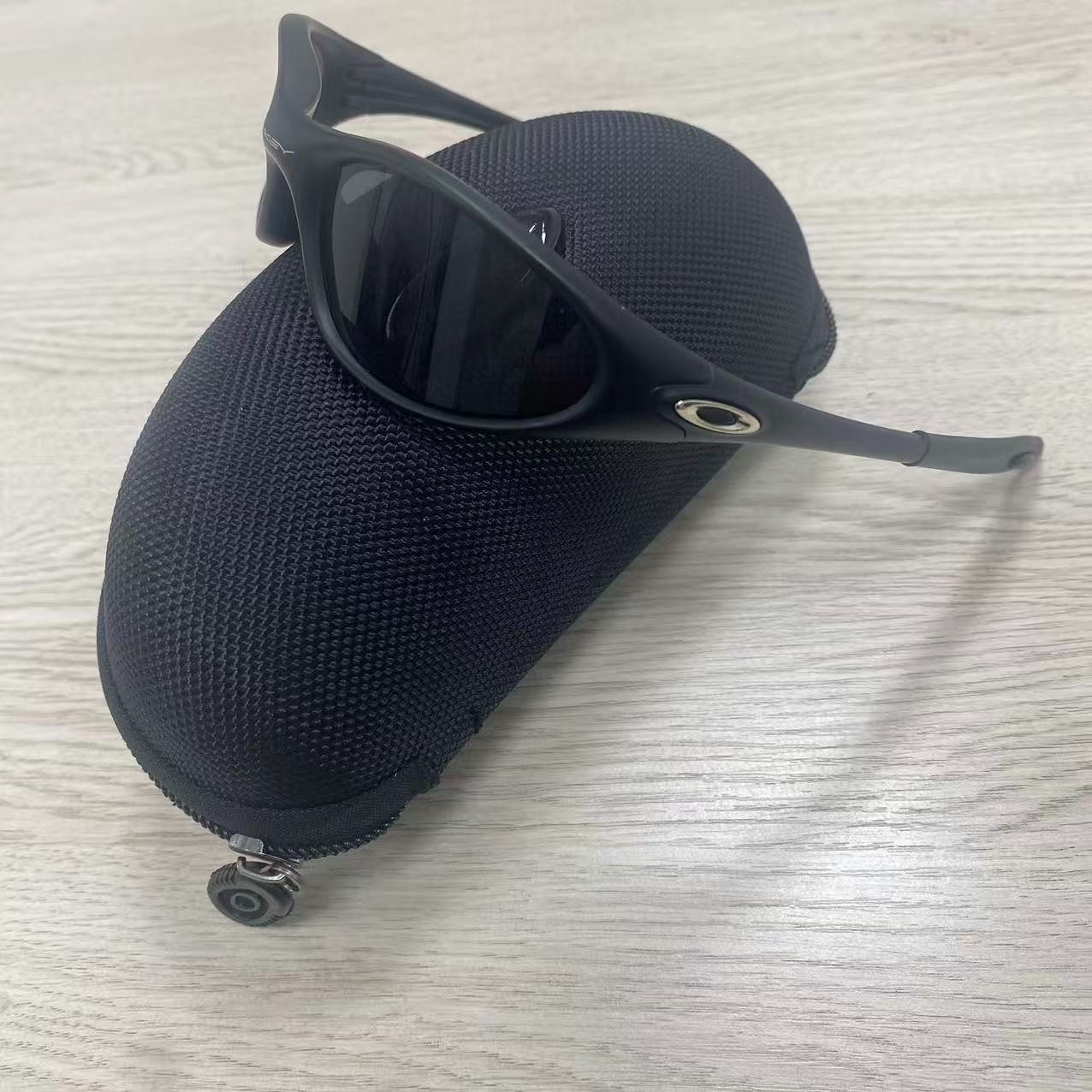 Retro Oakley Minute 1.0 Polarized Sunglasses Black Frame Dark Lenses Original Retro Oakley Minute 1.0 Polarized Sunglasses Black Frame Dark Lenses Original