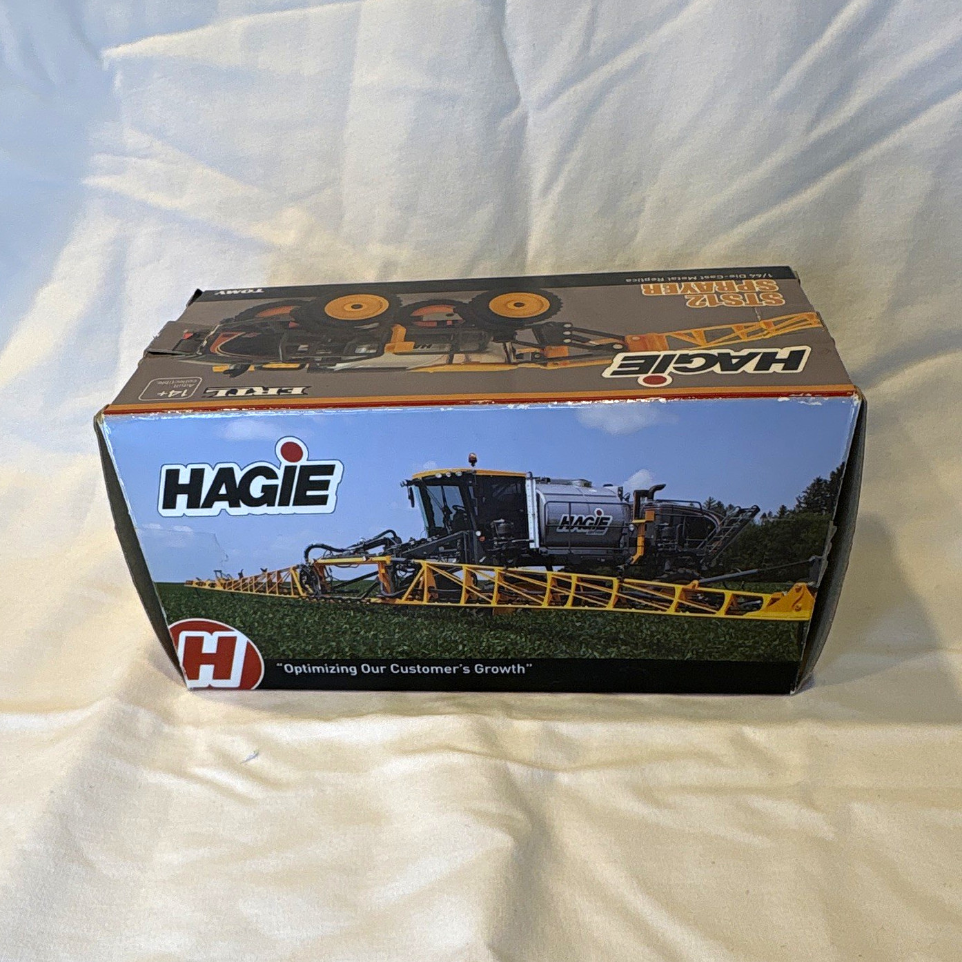 ERTL Hagie STS12 Boom Sprayer 1:64 Diecast Metal Farm Replica 16226A