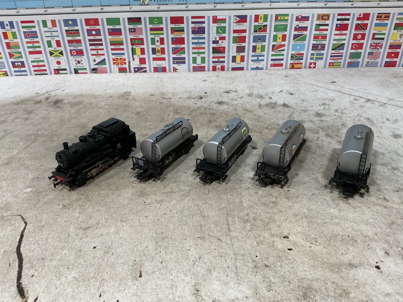 Marklin H0 3000 Steam Engine and 4 Tank Cars