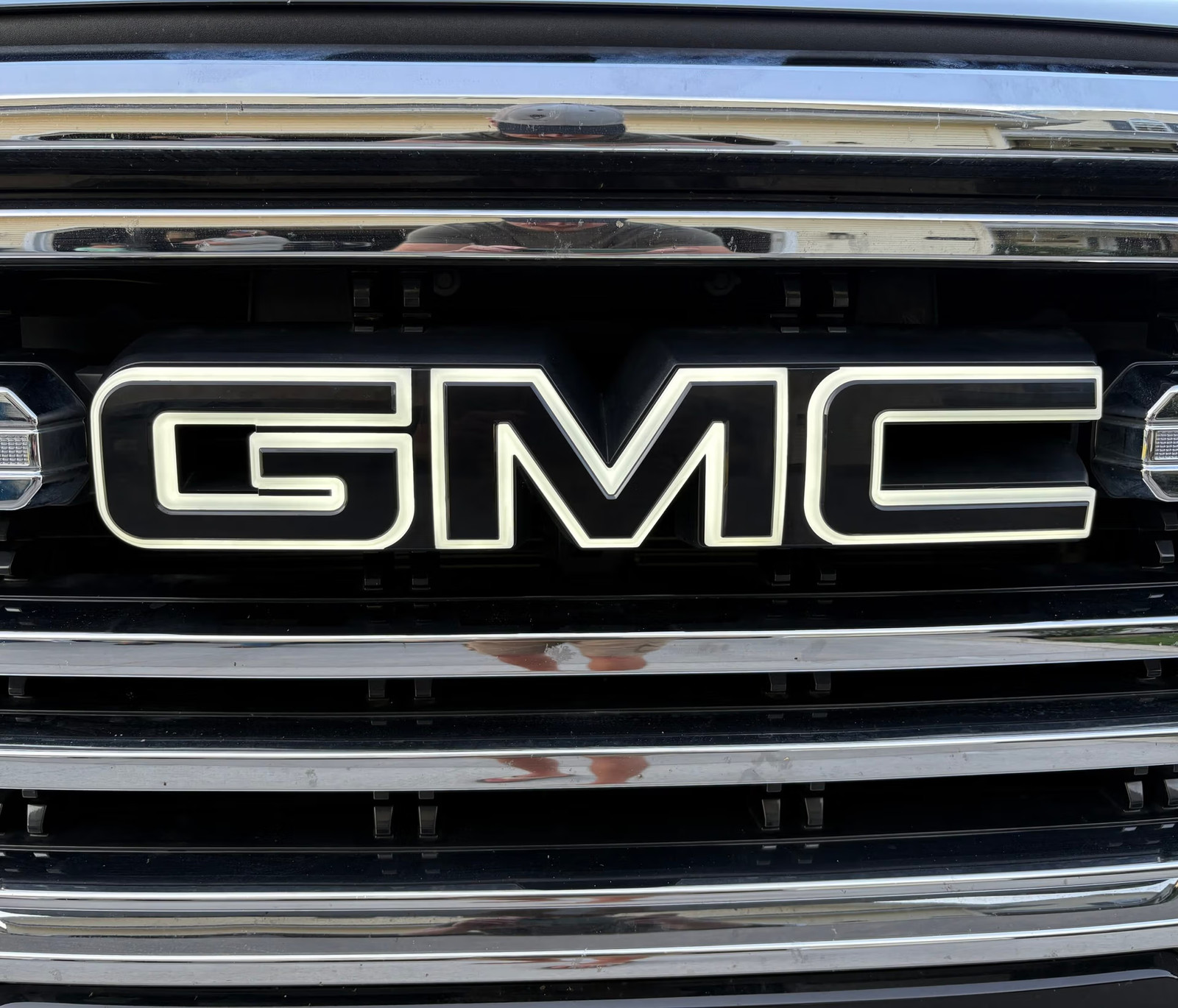 2019-2026 GMC Sierra 1500 Illuminated Grille Emblem Amber & White LED Color 2019-2026 GMC Sierra 1500 Illuminated Grille Emblem Amber & White LED Color