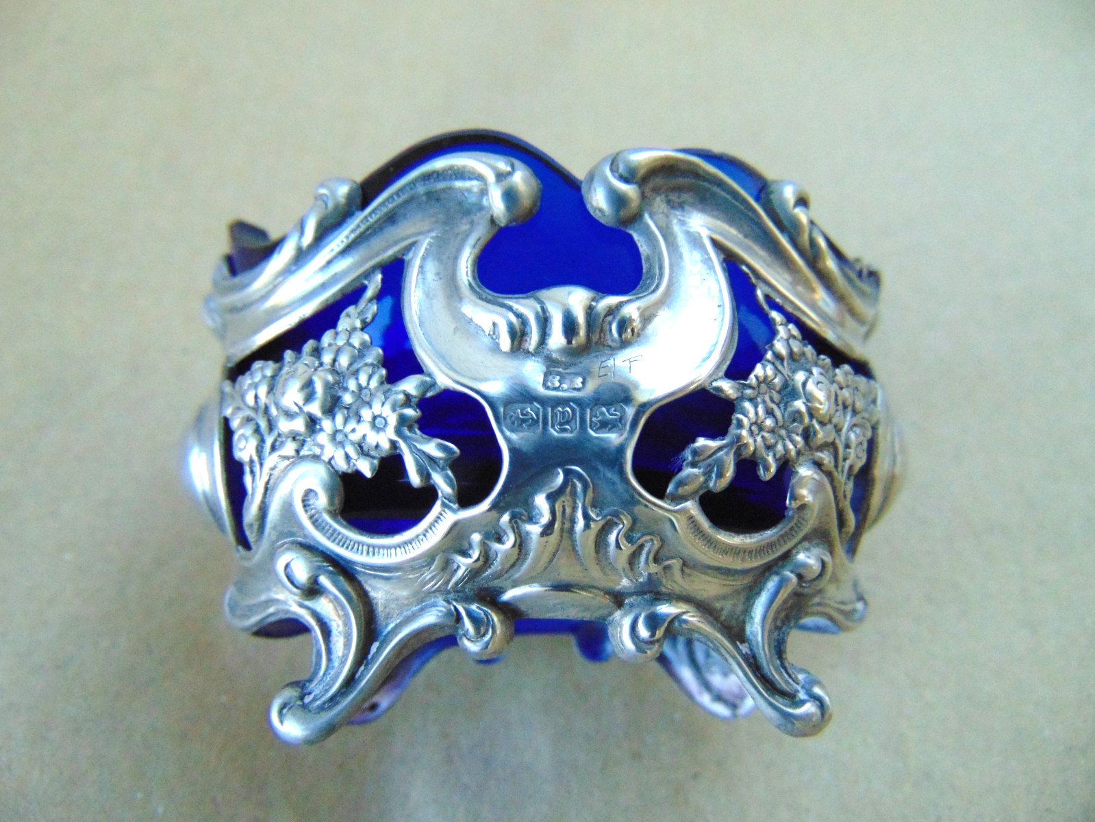 WONDERFUL VICTORIAN STERLING SILVER FLOWERS SCROLL SALT POT  1898