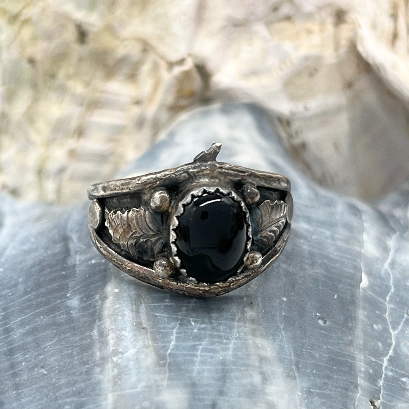 Vintage Southwestern Native American Navajo Sterling Silver Black Onyx Leaf Ring
