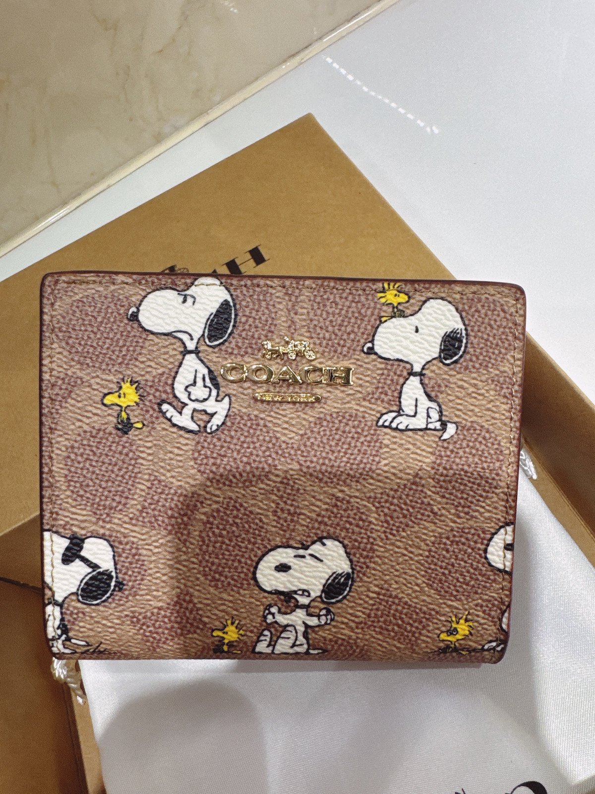 NWT Coach X Peanuts Snap Wallet In Signature Canvas With Snoopy Print CBN32 NWT Coach X Peanuts Snap Wallet In Signature Canvas With Snoopy Print CBN32