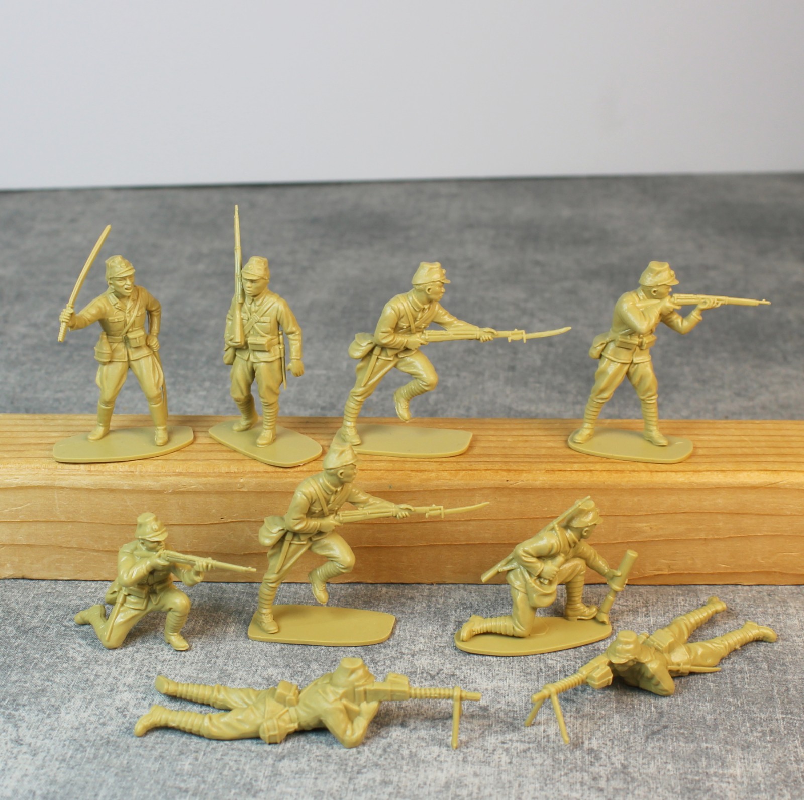 Vintage Lot of 9 Airfix Japanese 1/32 Imperial Army WW2 Soldiers in Tan Plastic