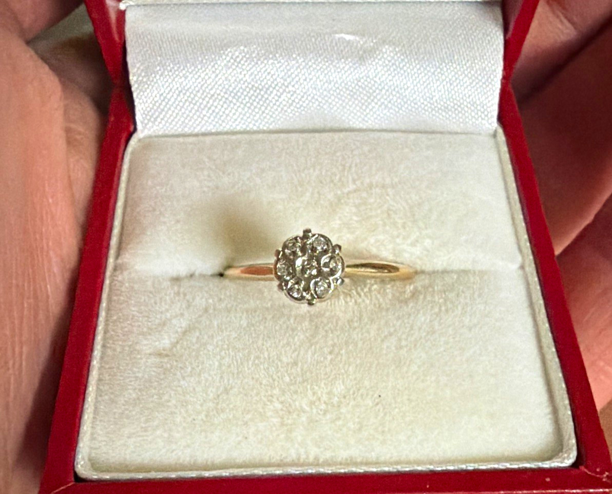 10 K Yellow Gold Round White Diamond Cluster Flower Ring Size 7 (7 Diamonds)