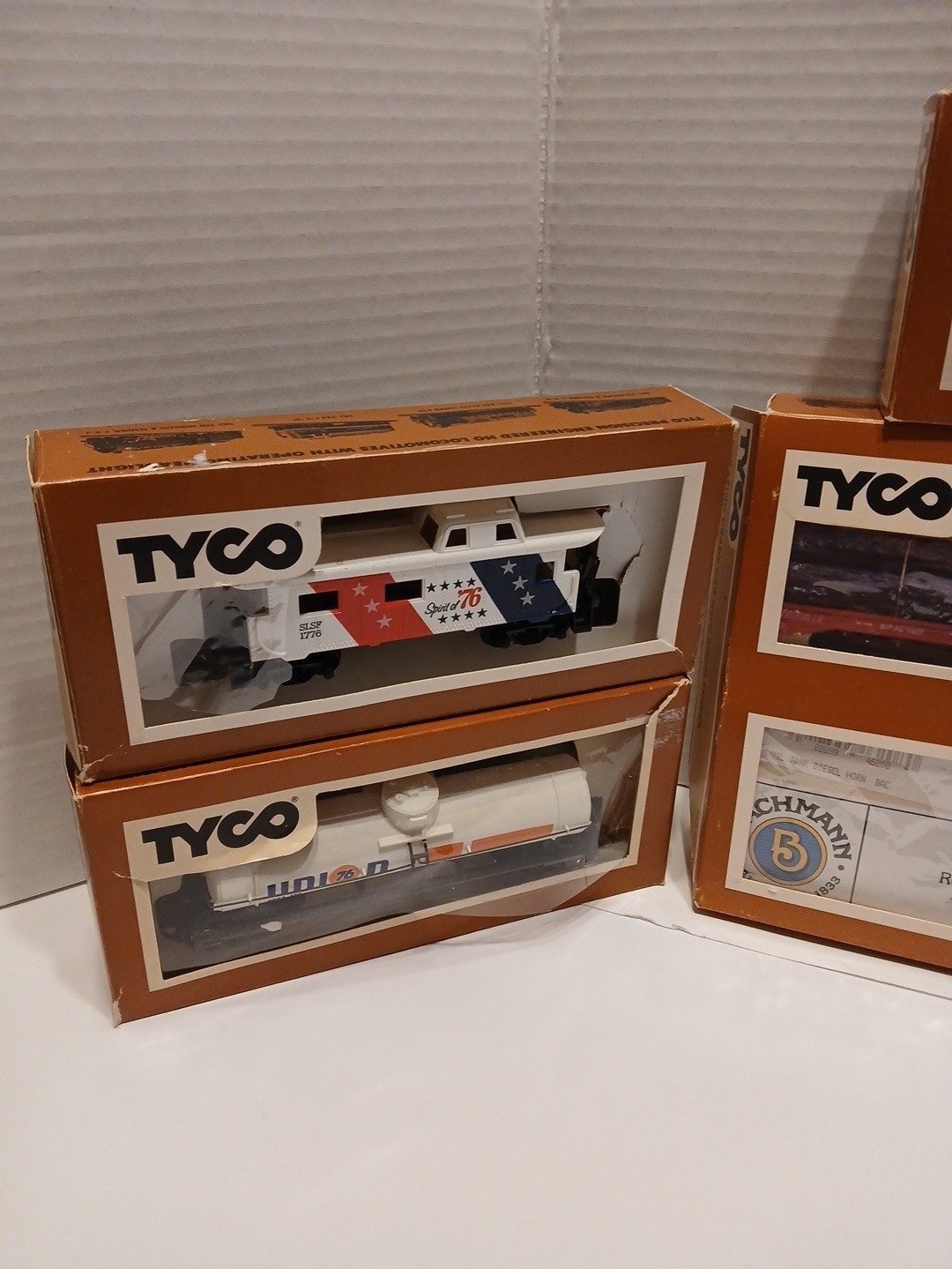 Lot Of 7 Train Cars Tyco Santa Fe Boom Crane Boom Tender See Pictures In Box Lot Of 7 Train Cars Tyco Santa Fe Boom Crane Boom Tender See Pictures In Box