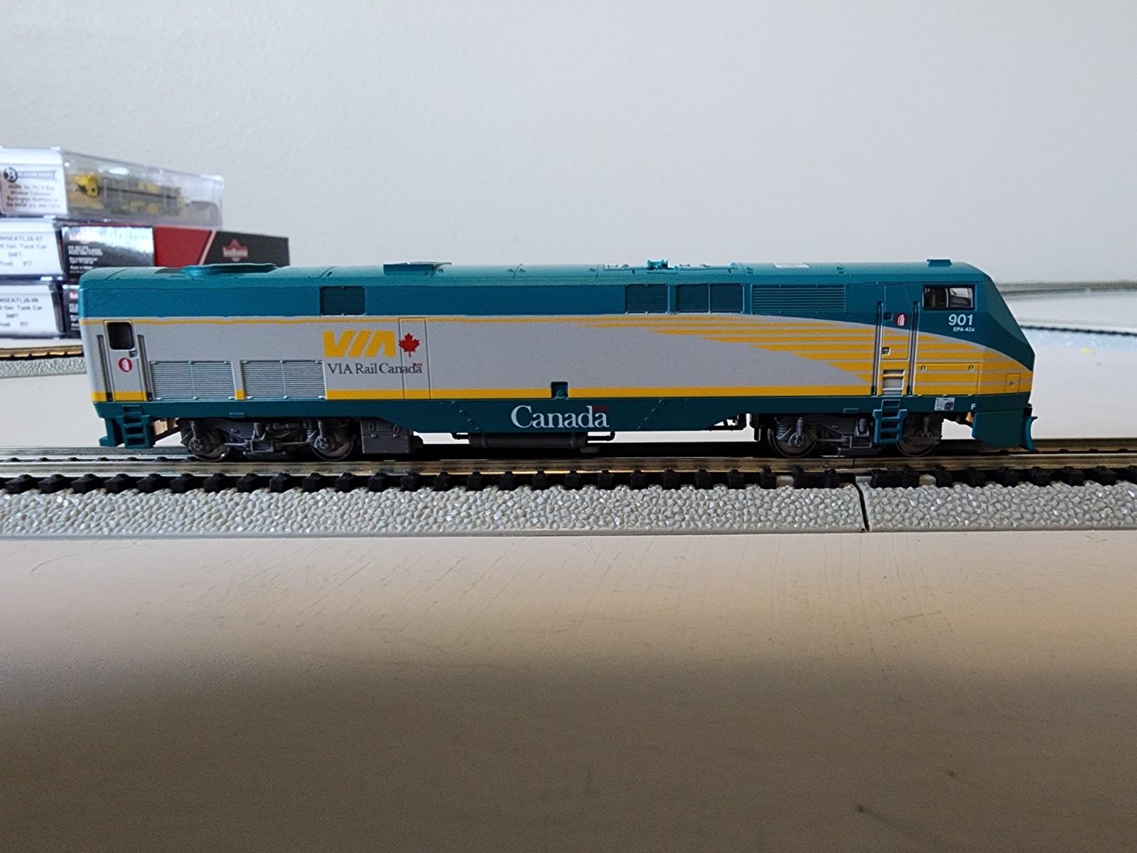 N-scale Kato Via Rail P42 Genesis #901 Tested Runs Well Lights 176-6042 1025