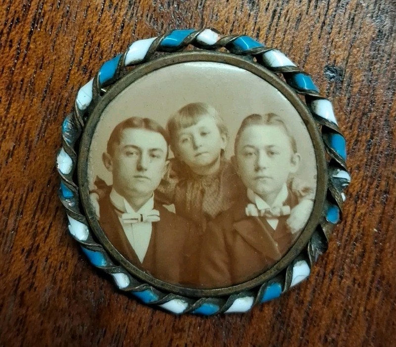 Antique Victorian Mourning Pin Brooch 3 Children  Twisted Rope Frame