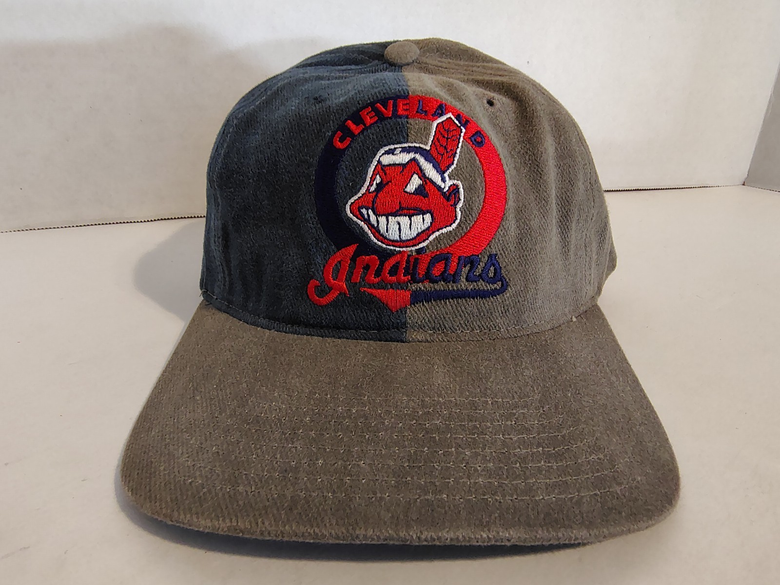 Cleveland Indians 2-Tone Baseball Hat - Twins Enterprise Vintage Cleveland Indians 2-Tone Baseball Hat - Twins Enterprise Vintage