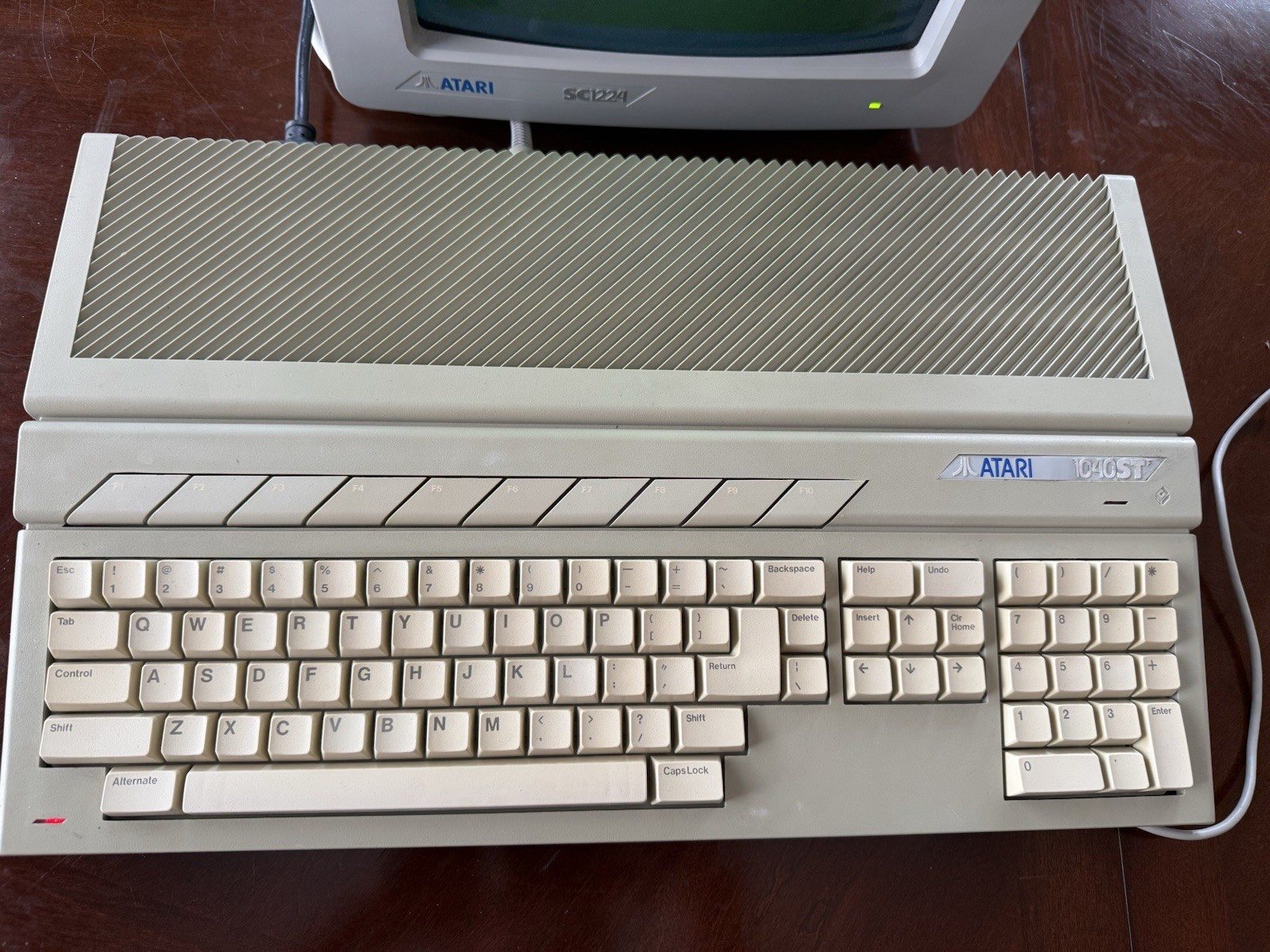 Atari 1040ST Vintage Home Computer System w/ Monitor and Mouse Atari 1040ST Vintage Home Computer System w/ Monitor and Mouse