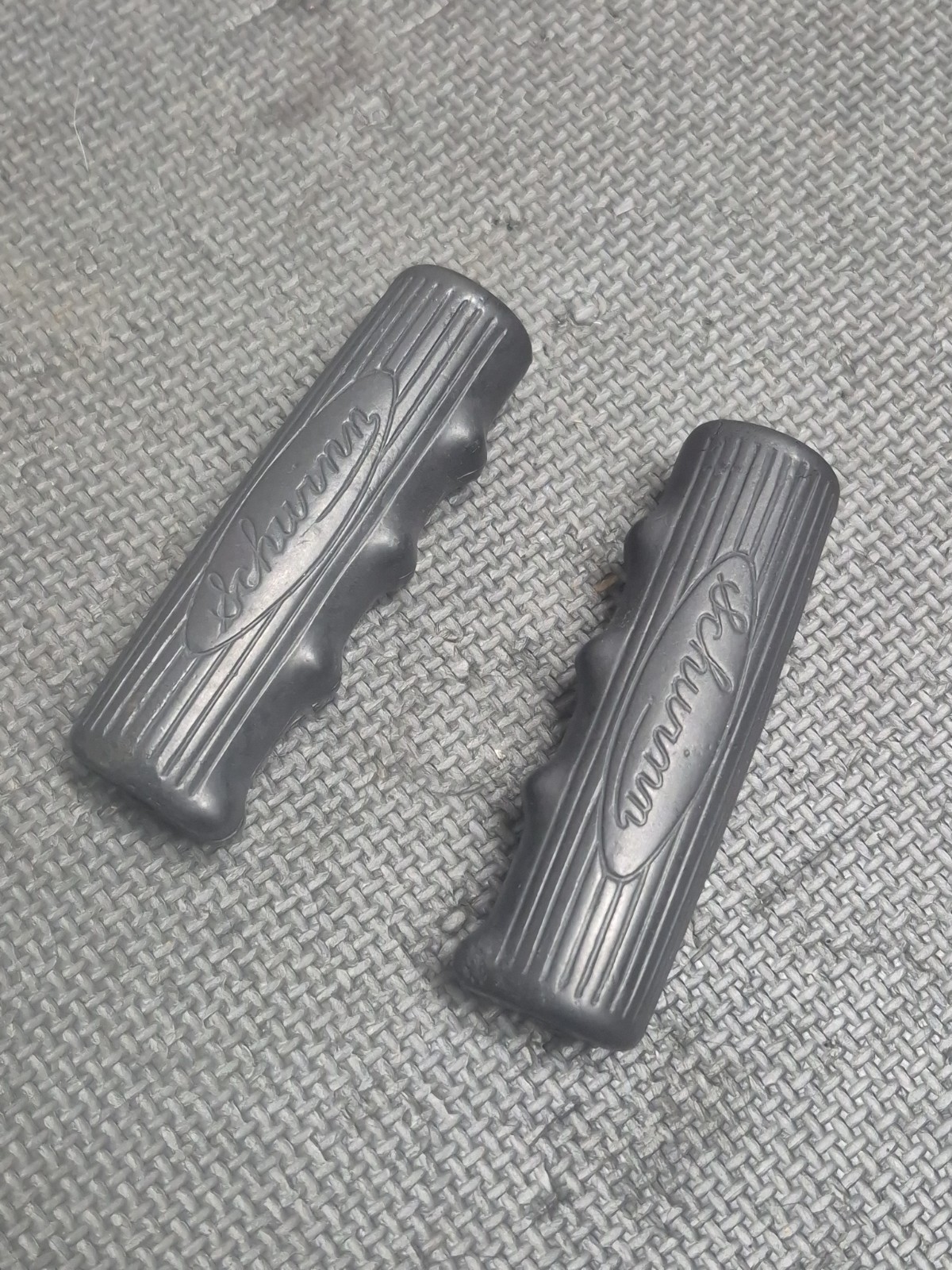 Vintage 1940\'s Schwinn Bike Hard rubber Black Oval Grips Hornet Dx Prewar B6 S2 Vintage 1940\'s Schwinn Bike Hard rubber Black Oval Grips Hornet Dx Prewar B6 S2