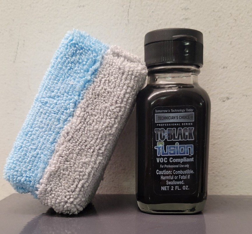 TECHNICIAN\'S CHOICE TEC70 BLACK FUSION PLASTIC RESTORER w/ NEW APPLICATOR