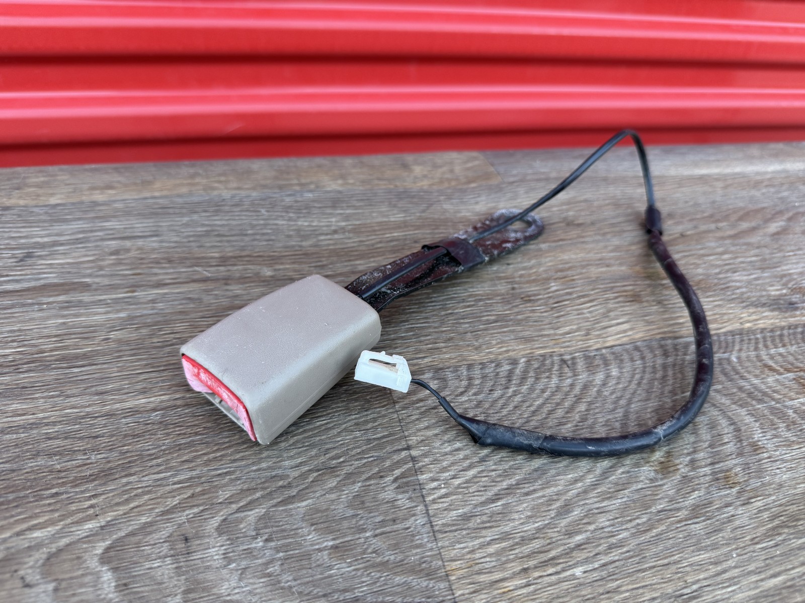 1998-2003 Toyota Sienna front left right seat belt buckle receptacle Beige 1998-2003 Toyota Sienna front left right seat belt buckle receptacle Beige