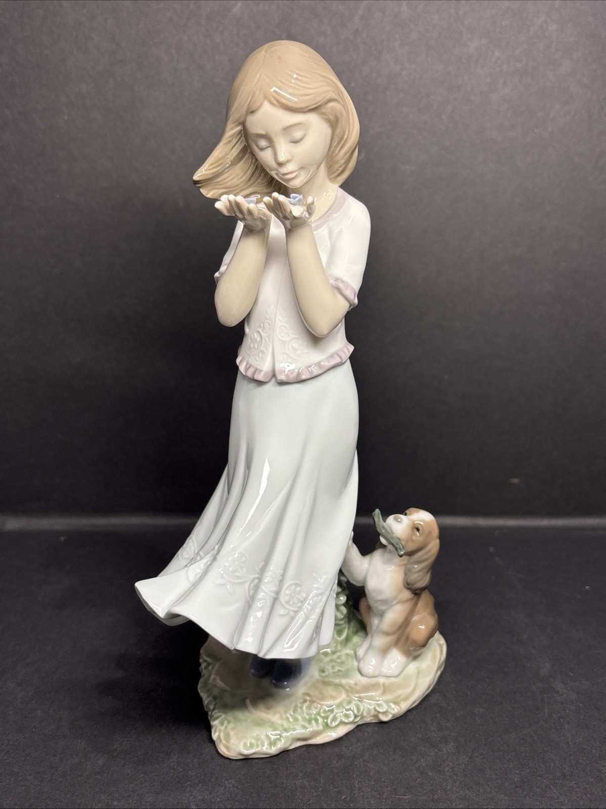 LLADRO FIGURINE WHISPERING BREEZE #8121 RETIRED: 2017-T-BROKEN FINGER
