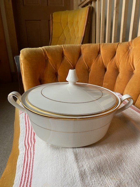 Noritake Ivory China Linton Covered Serving Bowl Japan Delicate Gold Trim 7552
