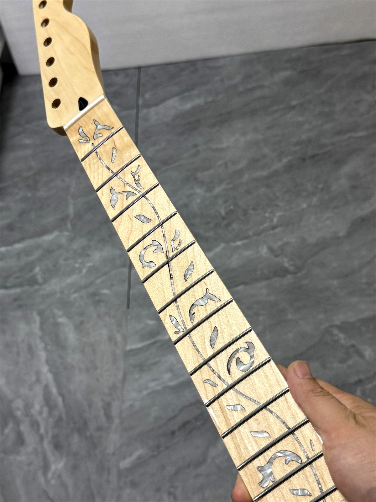Low price 22 fret maple natural gloss Electric guitar Neck Part vine inlay Low price 22 fret maple natural gloss Electric guitar Neck Part vine inlay