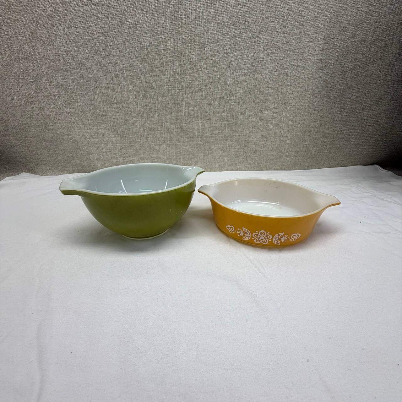 Vintage Pyrex Butterfly Gold 471-B & Avocado Green 441 Cinderella Bowl Set Vintage Pyrex Butterfly Gold 471-B & Avocado Green 441 Cinderella Bowl Set