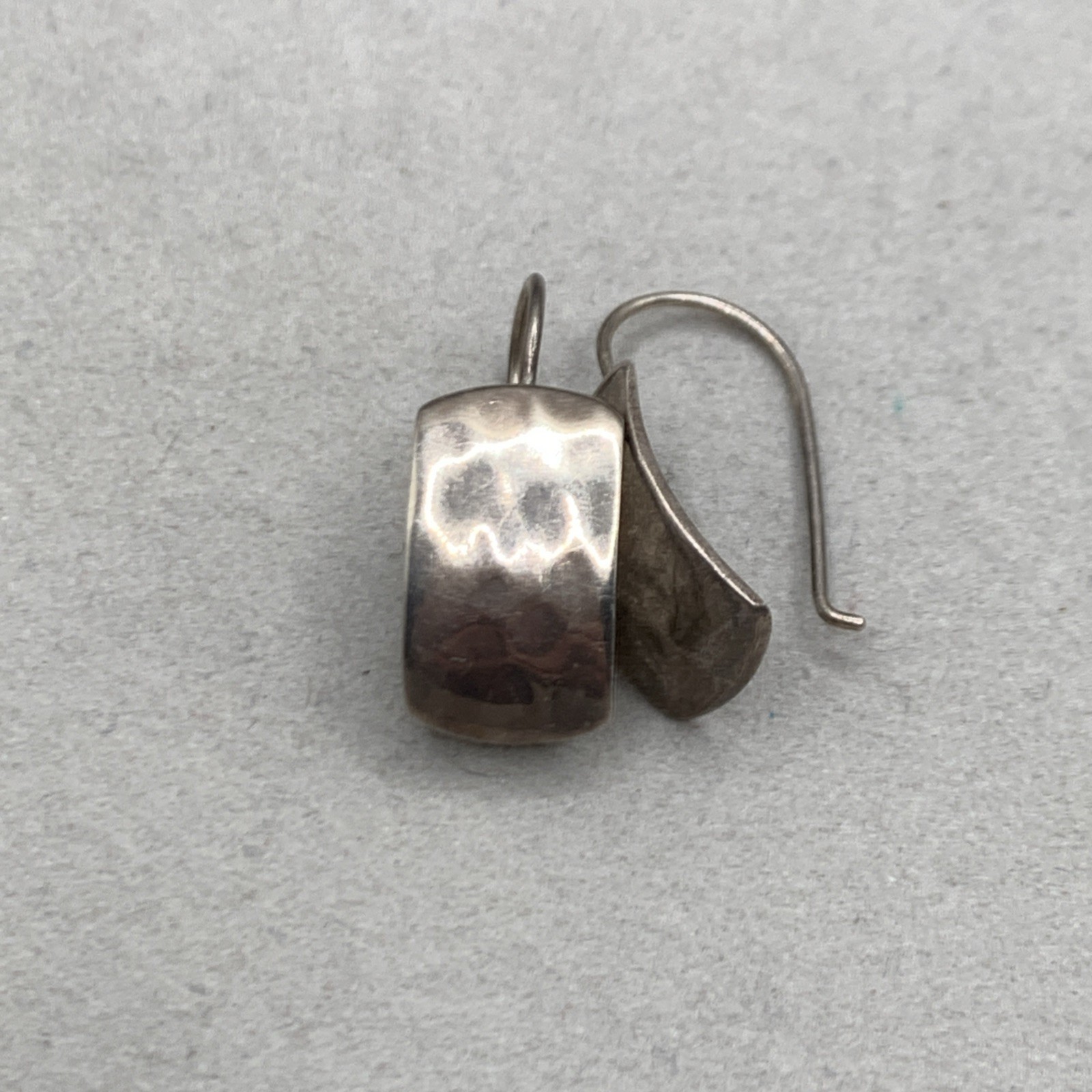 Vintage Sterling Silver Hammered Curved Rectangle Drop Earrings Vintage Sterling Silver Hammered Curved Rectangle Drop Earrings