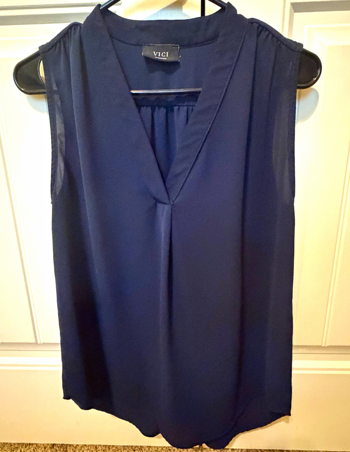 VICI Women’s Navy Solid Sleeveless V-Neck Pullover Blouse Top Size M VICI Women’s Navy Solid Sleeveless V-Neck Pullover Blouse Top Size M