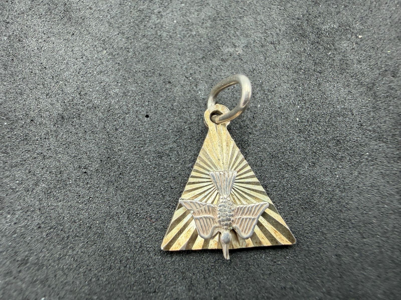 1.49g Vintage Sterling Silver 925 Triangle Sunburst Pendant Butterfly Motif 1.49g Vintage Sterling Silver 925 Triangle Sunburst Pendant Butterfly Motif