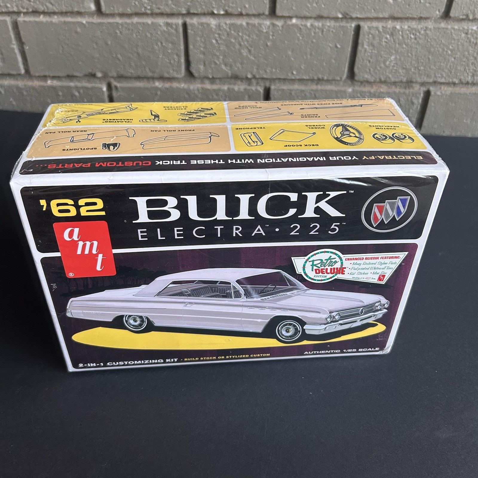 AMT 1962 Buick Electra 225  2 in 1 Model Kit - 1/25 Scale ATM614 - New Open Box