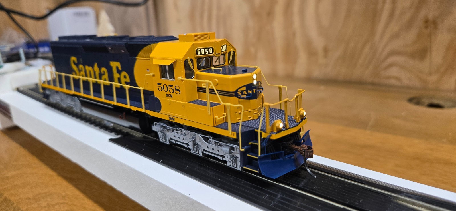 HO Kato #37-6611 EMD SD40-2 Mid Diesel Locomotive #5058 DCC Installed HO Kato #37-6611 EMD SD40-2 Mid Diesel Locomotive #5058 DCC Installed