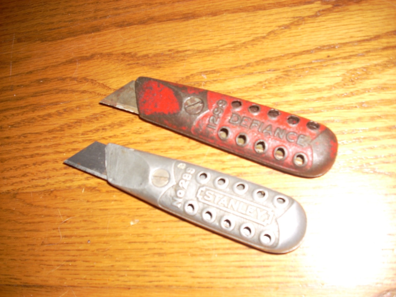 Vintage Lot of 2 Utility Knifes Or Box Cutters Defiance 1299 and Stanley 299.