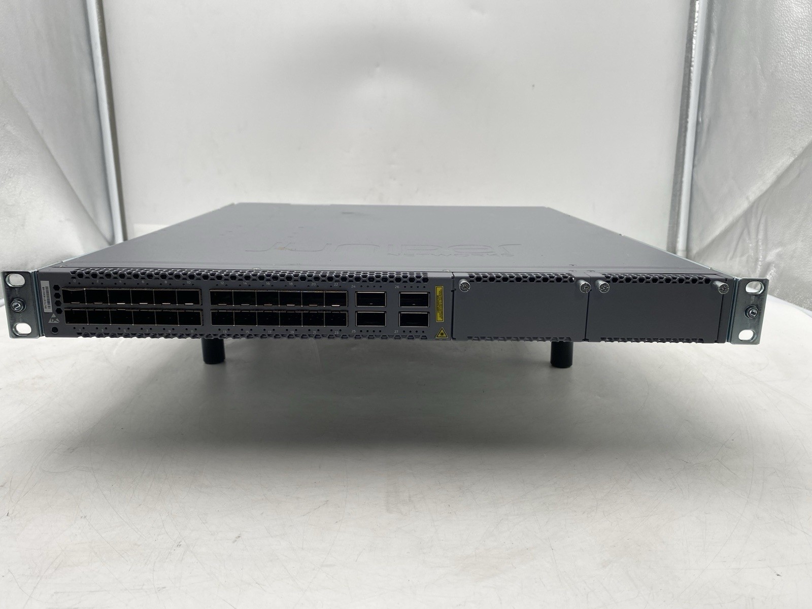 Juniper EX4600-40F-AFO 24 SFP+/SFP Ports 4 QSFP+ Ports 2x PSU