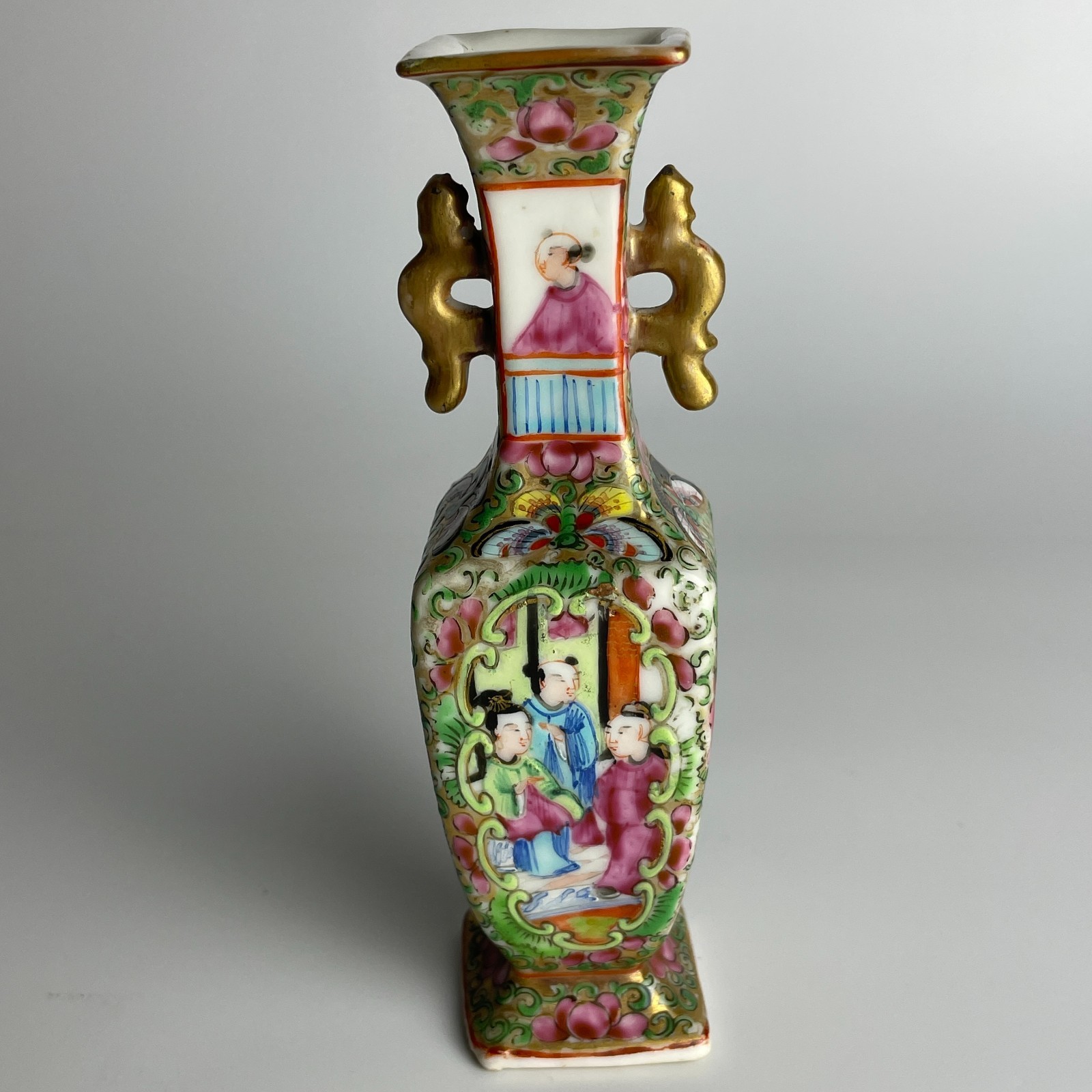 ANTIQUE CHINESE FAMILLE ROSE PORCELAIN VASET QING DYNASTY 14.2 CM TALL